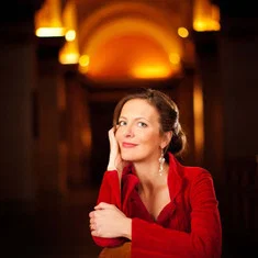 Stephanie Houtzeel