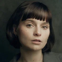 Лола Петтикрю
