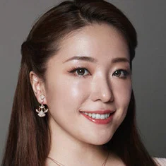 Ayaka Hirahara