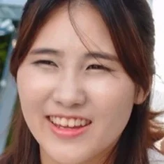 민아