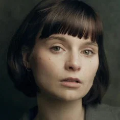Лола Петтикрю