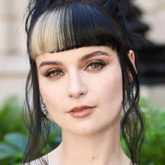 Лола Петтикрю