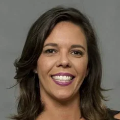 Flávia Reis