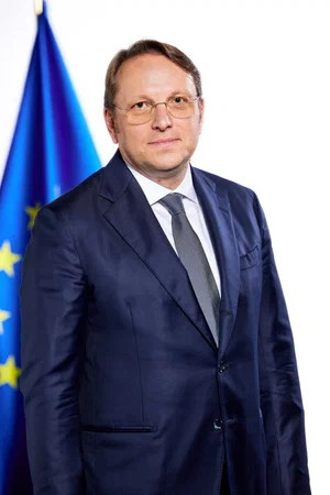 Olivér Várhelyi