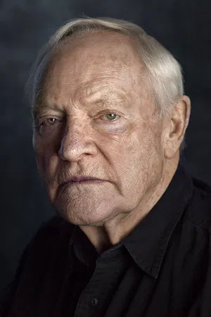 Джулиан Гловер