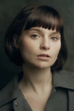 Лола Петтикрю