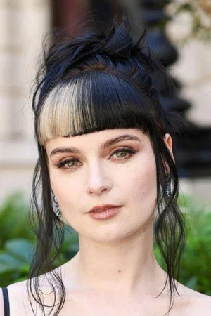 Лола Петтикрю