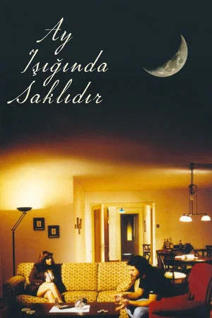 Постер: Ay, Işığında Saklıdır