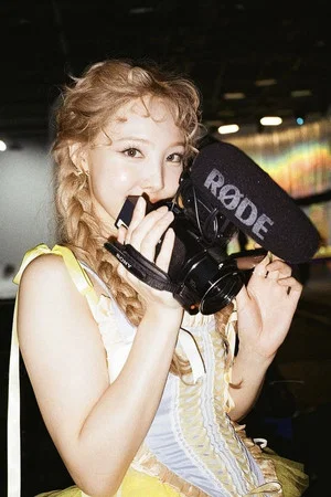 Постер: Who am I? “IM NAYEON”
