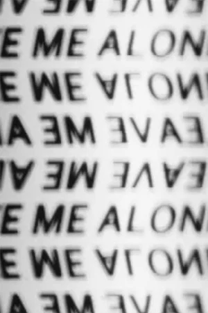 Постер: ENOLAEMEVAEL/LEAVEMEALONE