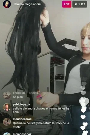 Постер: La mego prende fuego una peluca en vivo al grito de gorda sucia