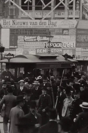 Постер: A Tram Crowd on Sunday in Dam Square
