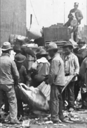 Постер: Sorting Refuse at Incinerating Plant, New York City
