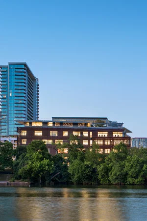 Постер: A Building Shaped by Light: Austin Central Library