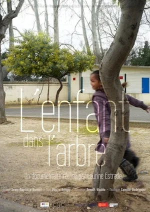 Постер: L'enfant dans l'arbre