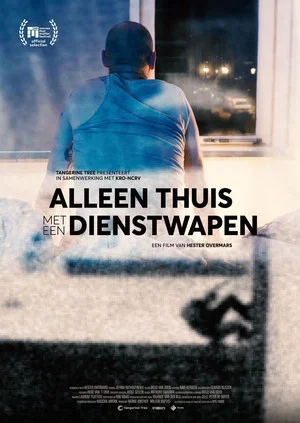 Постер: Alleen thuis met een dienstwapen