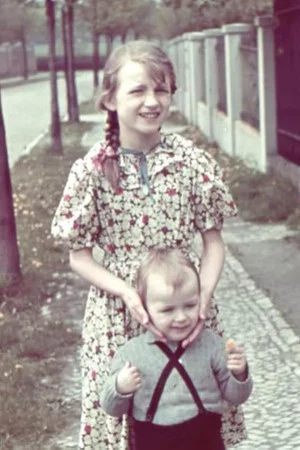 Постер: Vera is a Nazi; her brother helps refugees.