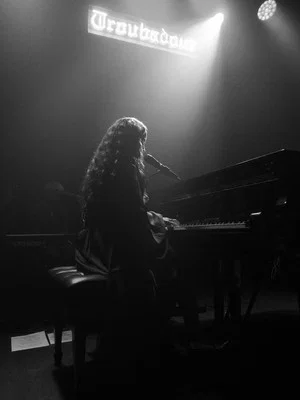 Постер: Laufey - Live at The Troubadour
