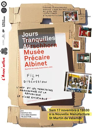 Постер: Jours tranquilles au Musee Precaire Albinet