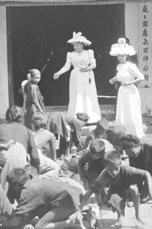 Постер: Enfants annamites ramassant des sapèques devant la Pagode des Dames