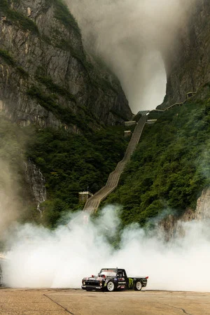 Постер: Ken Block's Climbkhana TWO: Tianmen Mountain