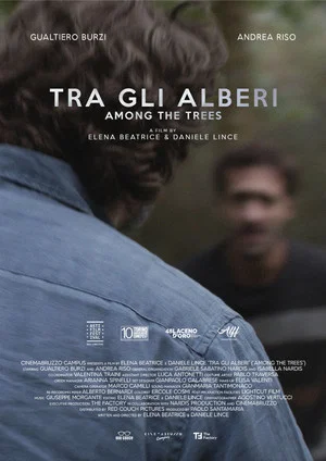 Постер: Tra gli alberi