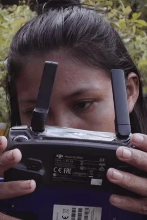 Постер: Mensageiras da Amazônia: Jovens Munduruku Usam Drone e Celular para Resistir às Invasões