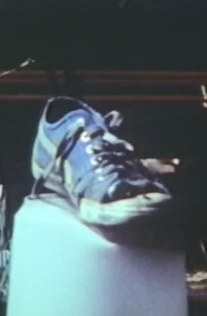 Постер: Der explodierende Turnschuh