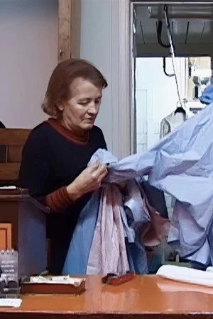 Постер: Rotweinrock und Lammfellmantel