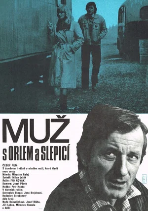 Постер: Muž s orlem a slepicí
