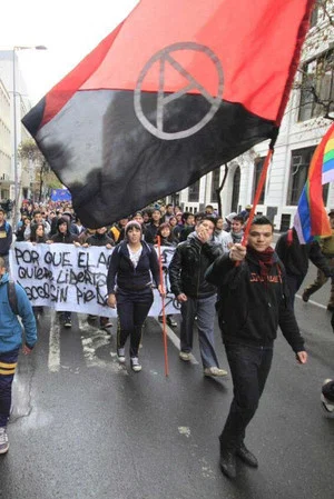 Постер: Evade: Inside Chile's Anti-Capitalist Uprising