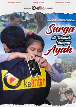 Постер: Surga di Telapak Tangan Ayah
