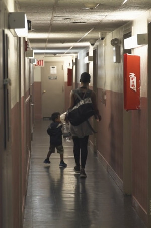 Постер: Mornings: Portraits of Mothers in Homelessness