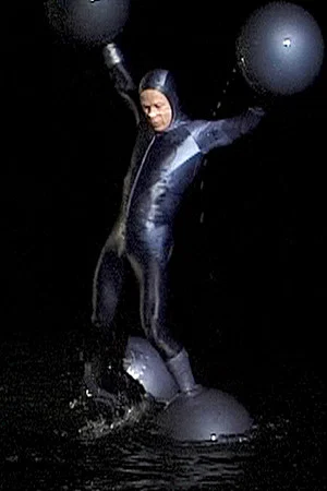 Постер: Man With Balls On Hands and Feet - Man on Water