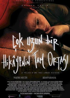 Постер: Çok Uzun Bir Hikayenin Tam Ortası