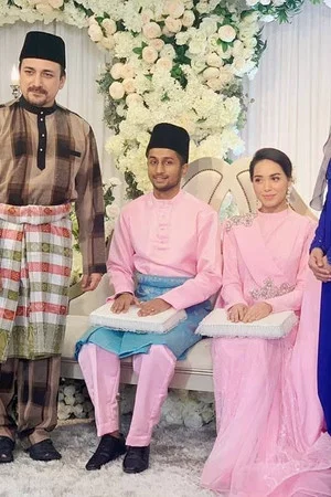 Постер: Baju Merah Jambu