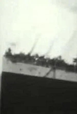 Постер: S.S. 'Queen' Leaving Dock