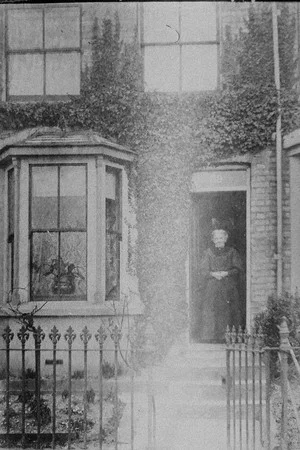 Постер: A Visit to the Spiritualist