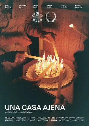 Постер: Una casa ajena
