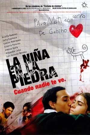 Постер: Nadie te ve: La niña en la piedra