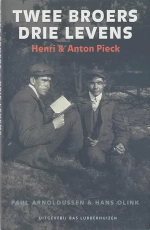 Постер: PROFIEL: Een allesbehalve identieke tweeling (Anton & Henri Pieck)