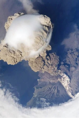 Постер: Volcanic Ash Chaos: Inside the Eruption